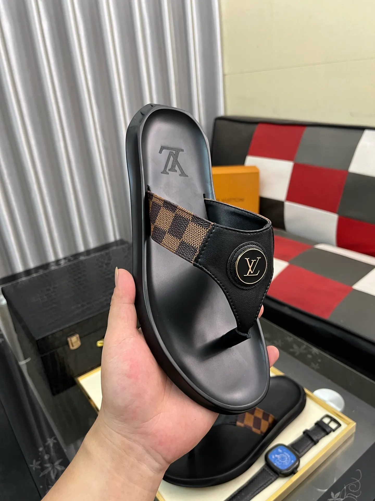 Men's shoes 💰260⌚️⌚️lv-Louis Vuitton) new men's sandals, high-end boutique, exquisite embossed logo decoration on the upper, fine workmanship, super soft soles, casual, loose and comfortable, a must-have in summer! \nsize: 38-443️⃣Colors available